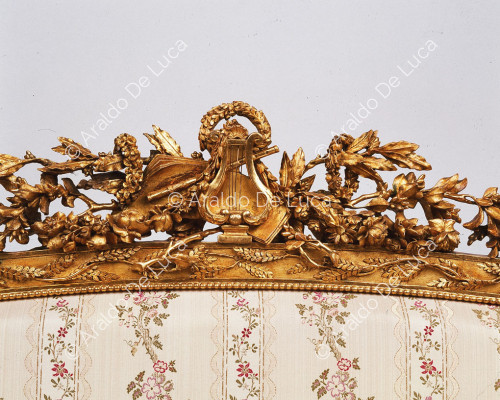 Sofá. Detalle de las decoraciones de bronce dorado