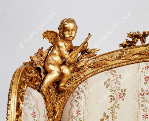 Canapé. Détail des décorations en bronze doré