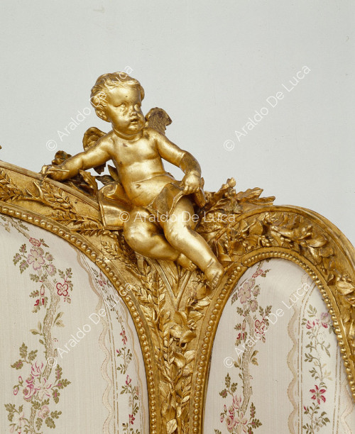 Canapé. Détail des décorations en bronze doré