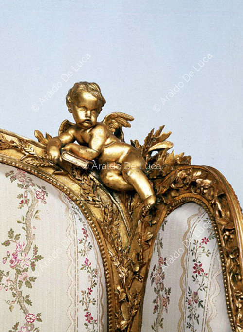 Sofá. Detalle de las decoraciones de bronce dorado