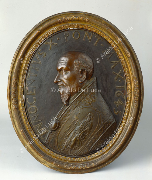 Ovale en bronze avec portrait d'Innocent X