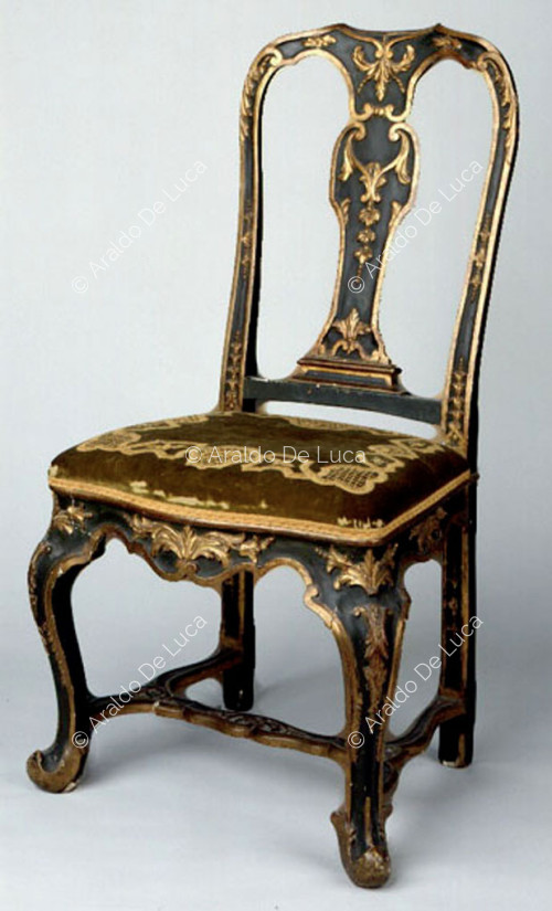 Stuhl mit Goldpaspel und Samtstickerei