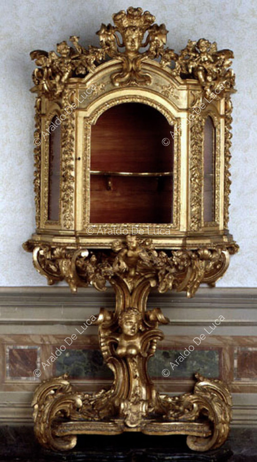 Vitrina en madera esculpida y dorada