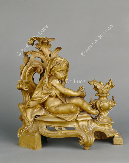 Candelero de bronce con la figura de un niño