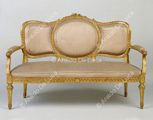 Sofá tapizado y dorado