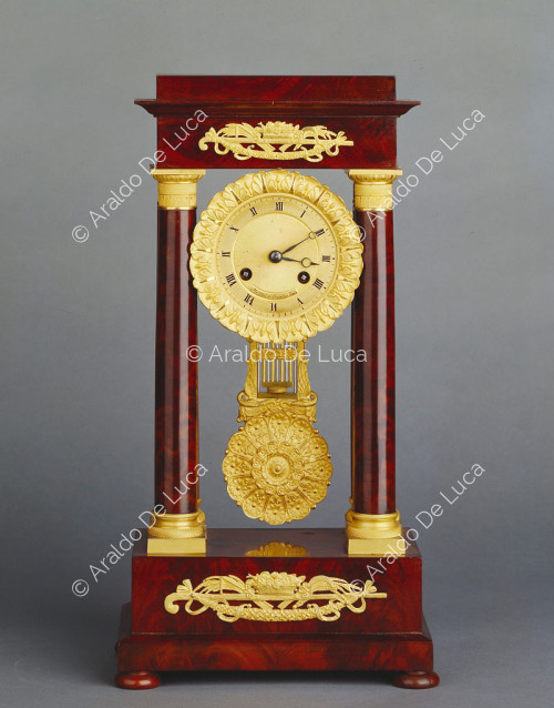 Reloj de madera y bronce