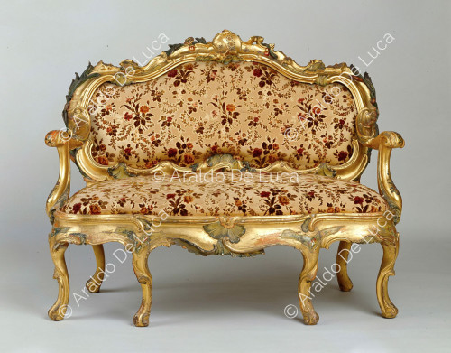 Sofá de madera dorada y pintada retapizado