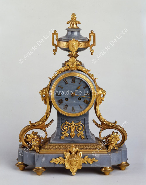 Reloj con decoraciones de bronce