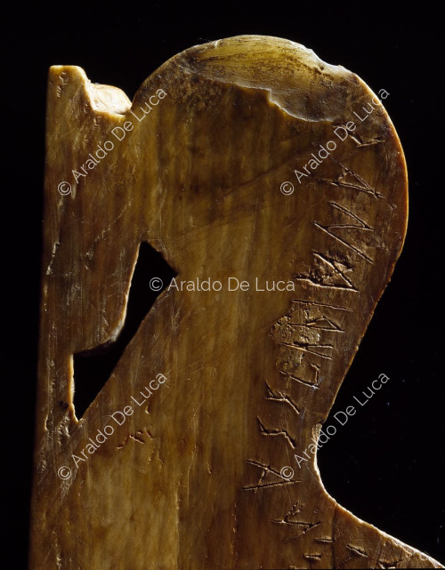 Placchetta d'avorio con iscrizione