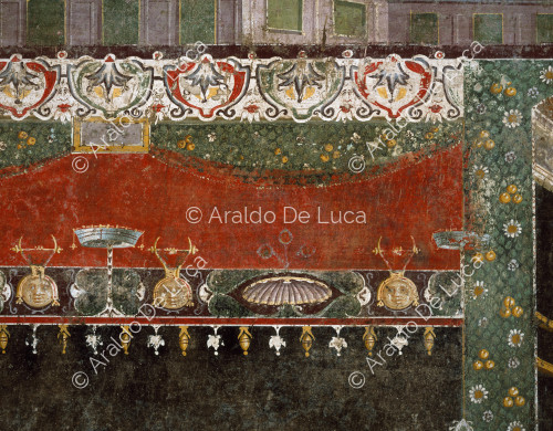 Haus des Marcus Lucretius Fronton. Tablinus. Fresko mit Muschelblumen und Masken. Ausschnitt