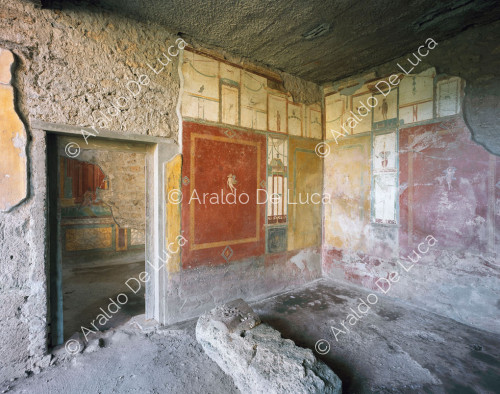 Maison de Pinarius Cerialis. Cabine décorée de fresques dans le style IV