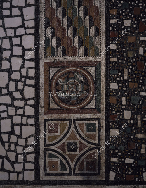 Suelo de mosaico. Detalle con medallón
