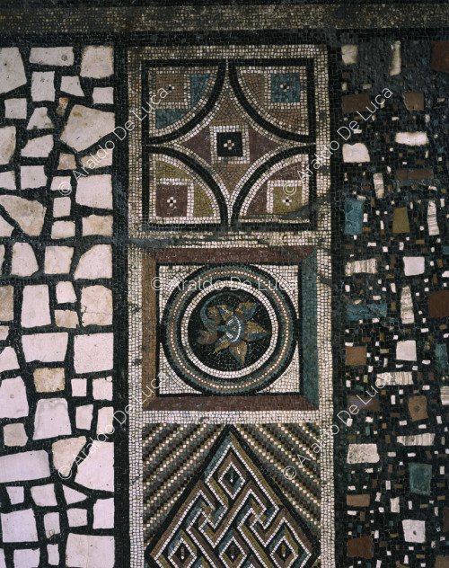 Mosaikboden. Detail mit Medaillon