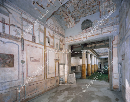 Maison de Julius Polybius. Oecus avec des fresques dans le style IV