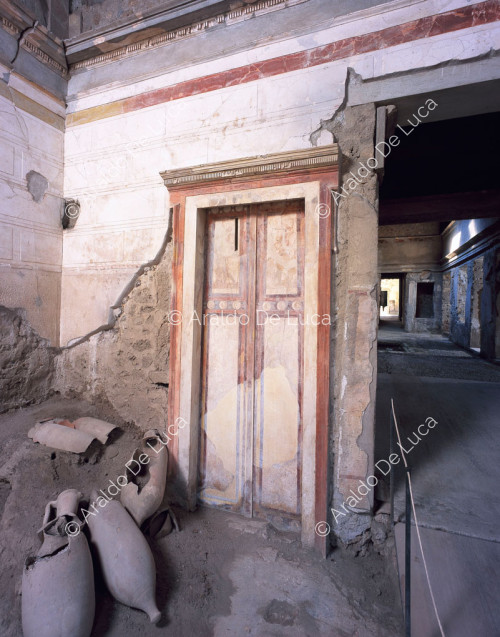 House of Julius Polybius. Covered courtyard. Fresco with door