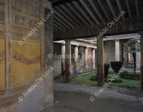Silbernes Hochzeitshaus. Peristyl. Detail von Säulengang und Garten