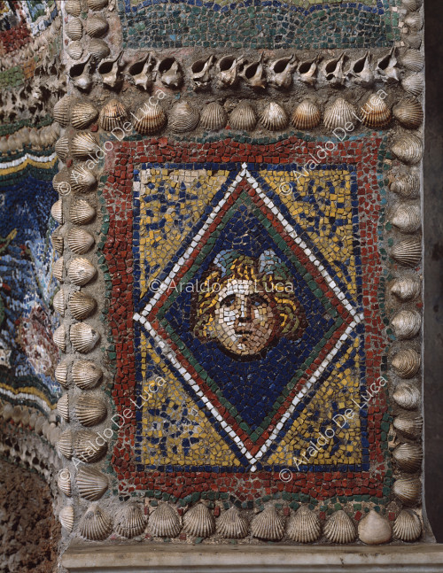 Casa del Oso Herido. Tablino. Fuente de mosaico. Detalle con Gorgona