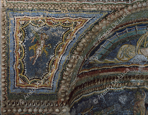 Haus des verwundeten Bären. Tablino. Mosaik-Brunnen. Detail mit Eroten