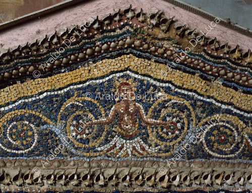 Haus des verwundeten Bären. Tablino. Mosaik-Brunnen. Detail mit geflügelter Figur