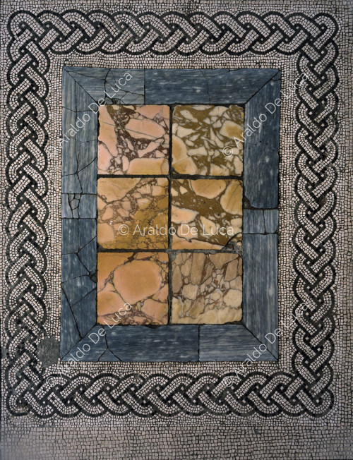 Casa del Oso Herido. Mosaico del suelo con emblema