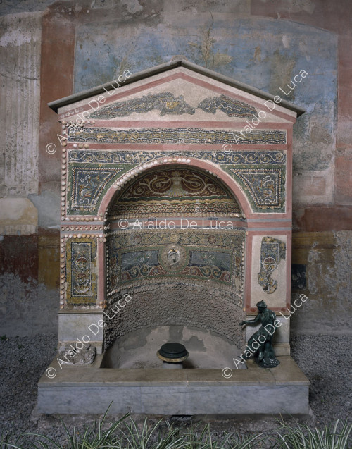 Pequeña casa de la fuente. Ninfeo decorado con mosaico