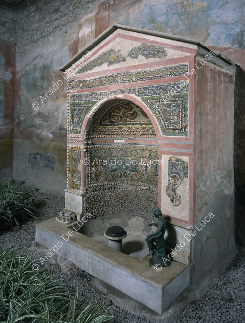 Kleines Brunnenhaus. Nymphäum mit Mosaik verziert