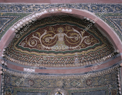 Haus des kleinen Brunnens. Nymphäum mit Mosaik verziert. Detail mit Meerjungfrau