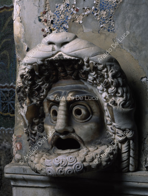 Haus des Großen Brunnens. Mit Mosaiken geschmücktes Nymphäum. Detail mit Theatermaske