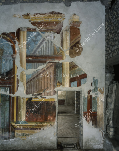 Villa of Oplonti. Salon. Central wall fresco. Detail with columns
