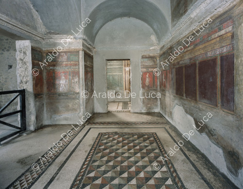 Villa of the Mysteries. Biclino with frescoes in II style