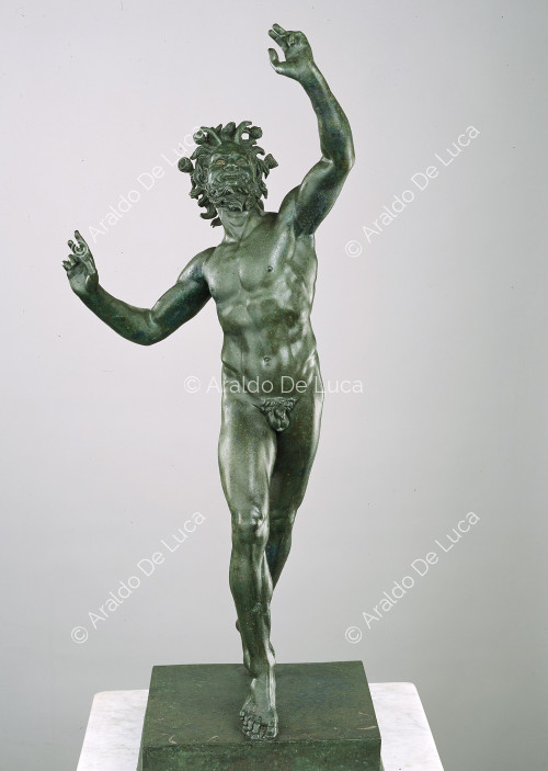 Bronzestatue des tanzenden Fauns