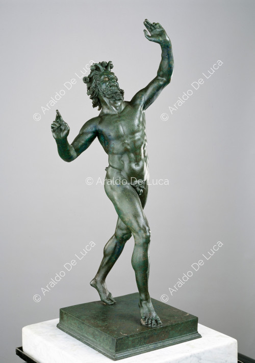 Bronzestatue des tanzenden Fauns