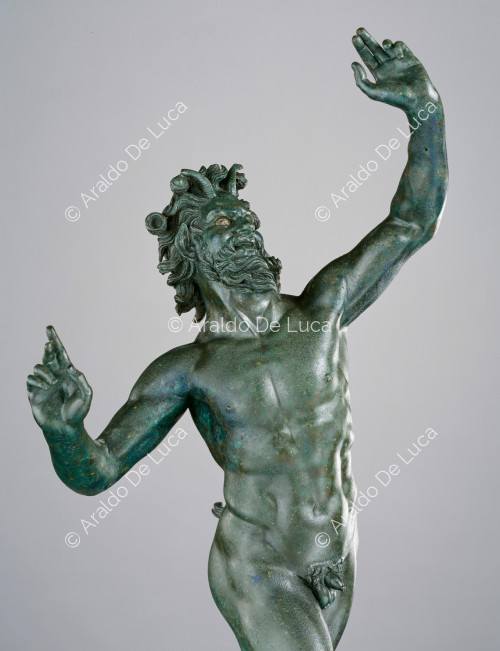Statue en bronze du Faune dansant. Détail du buste