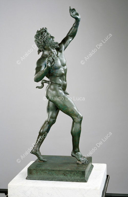 Statue en bronze du Faune dansant