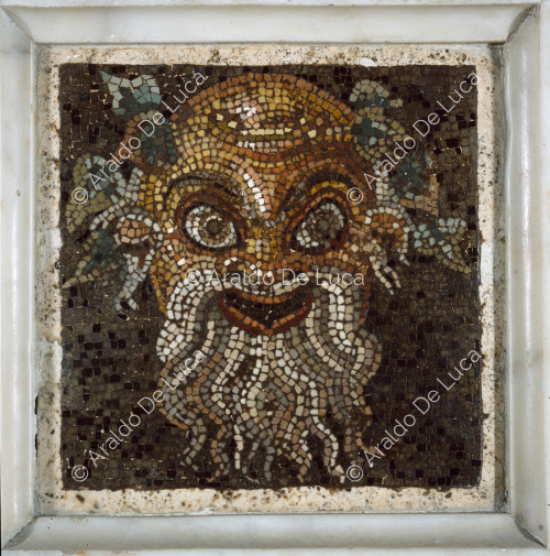 Mosaico con máscara teatral
