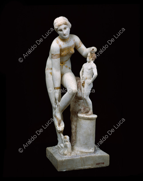 Statua di Venere in bikini nell'atto di legarsi un sandalo