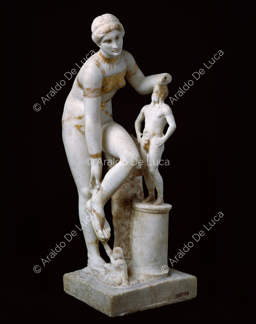 Statua di Venere in bikini nell'atto di legarsi un sandalo