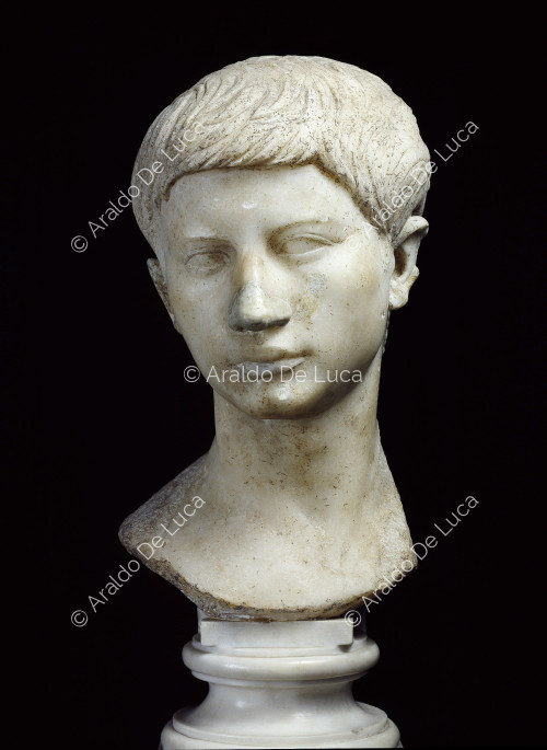 Busto retrato en mármol de un niño
