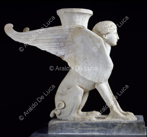 Marmortischständer in Form einer Sphinx