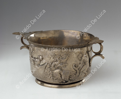 Coppa in argento decorata a sbalzo con auriga alato e manico antropomorfo