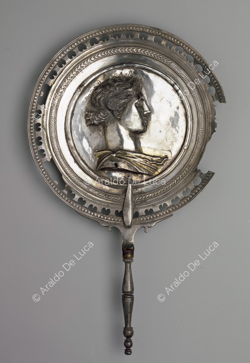Specchio in argento con busto di Apollo