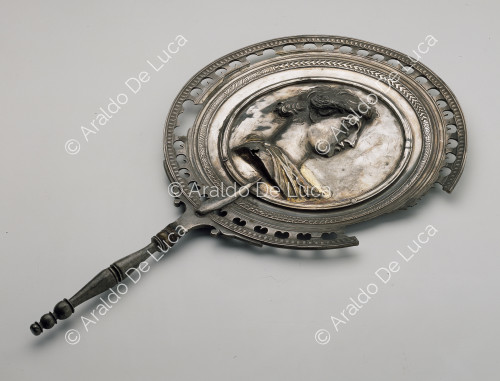 Espejo de plata con busto de Apolo