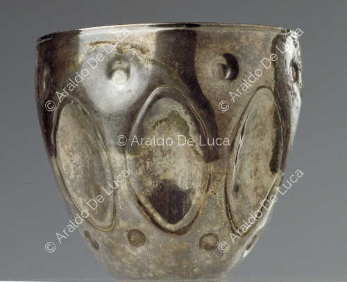 Silberne Vase mit geometrischen Motiven