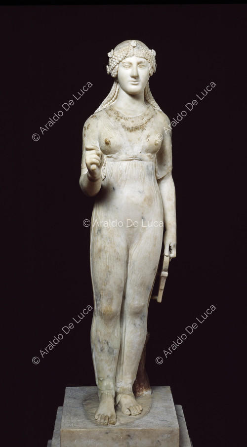 Estatua de mármol de Isis