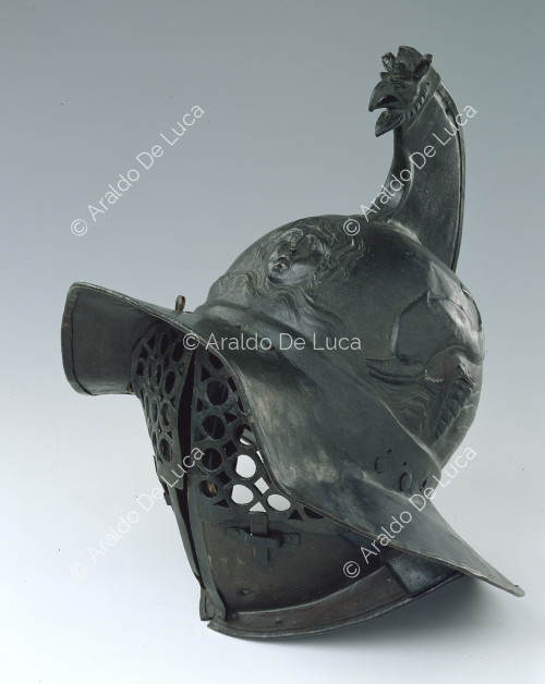 Casco de gladiador de bronce repujado