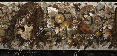 Emblem mit Feston mit Masken, Blumen, Blättern und Früchten. Mosaik. Ausschnitt