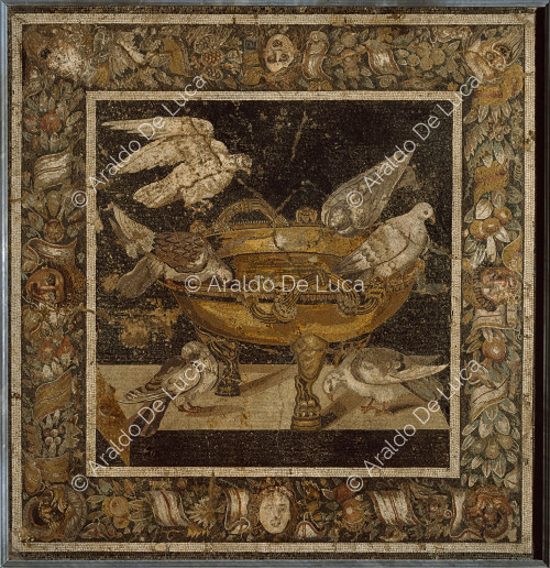 Mosaico con palomas bebiendo