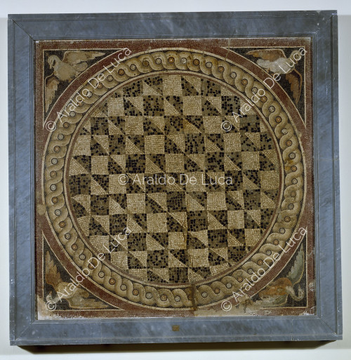 Emblem mit geometrischem Muster und Enten. Mosaik