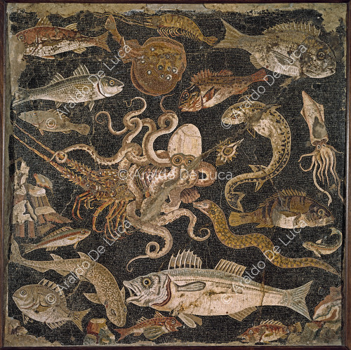 Mosaico con escena marina con peces y pulpos