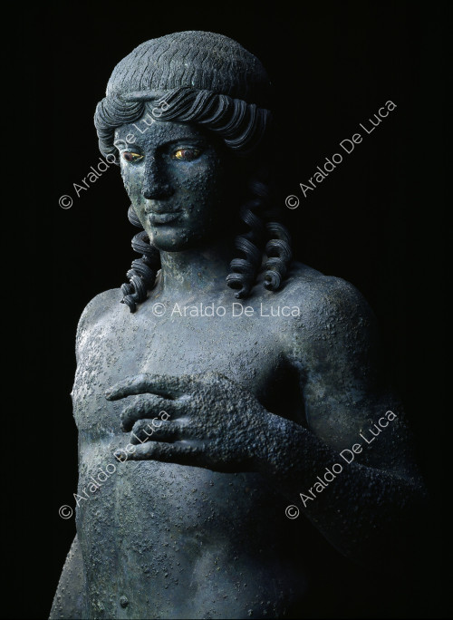 Statue en bronze d'Apollon le cithariste. Détail de la statue